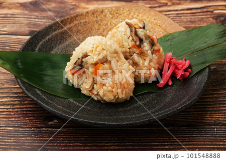鶏五目ご飯のおにぎり 鶏五目ご飯のおにぎり 101548888