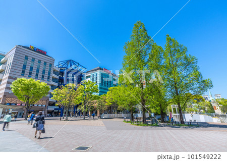 日本の横浜都市景観 地下鉄　センター南駅前などを望む 101549222