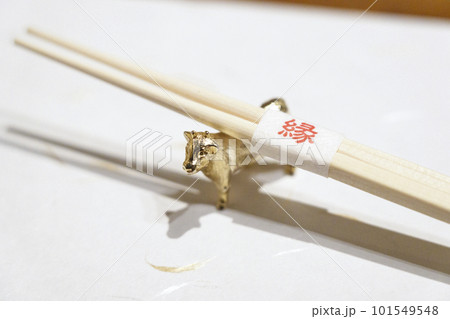 箸と但馬牛をモチーフにした金色の箸置き 101549548