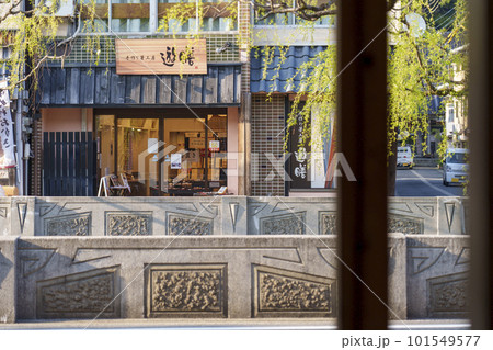 快晴の城崎温泉の町並み　風情ある枝垂れ柳 101549577