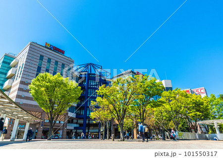 日本の横浜都市景観 地下鉄　センター南駅前などを望む 101550317
