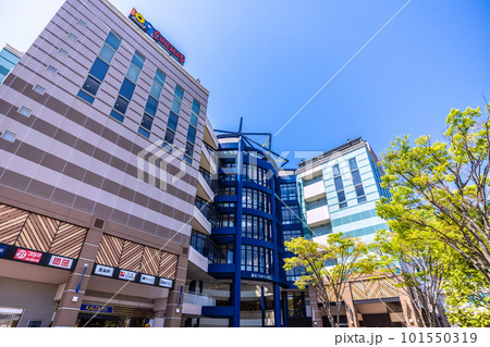 日本の横浜都市景観 地下鉄　センター南駅前などを望む 101550319