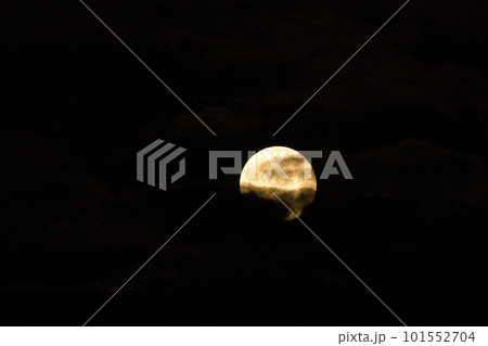 北杜市白州町、雲間から顔を出した四月の満月ピンクムーン 101552704