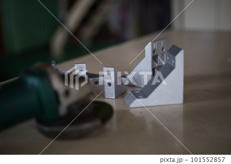 グラインダーでバリ取り作業 101552857