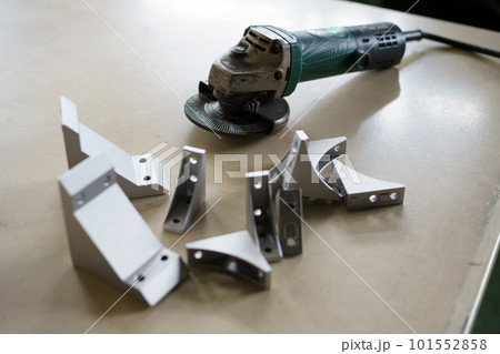 グラインダーでバリ取り作業 101552858