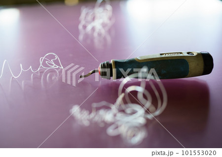 プラスチックの角をバリ取り作業 101553020