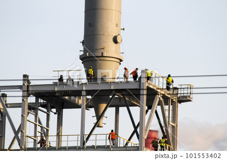 Construction of a petrochemical and oil refinery 101553402