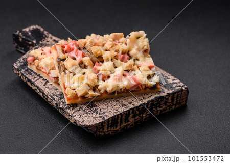 Delicious homemade pizza with sausage, mushrooms and cheese 101553472