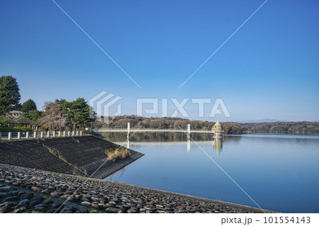 桜咲く頃の快晴の狭山湖湖面と取水塔 桜咲く頃の快晴の狭山湖湖面と取水塔 101554143