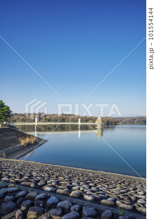 桜咲く頃の快晴の狭山湖湖面と取水塔 桜咲く頃の快晴の狭山湖湖面と取水塔 101554144