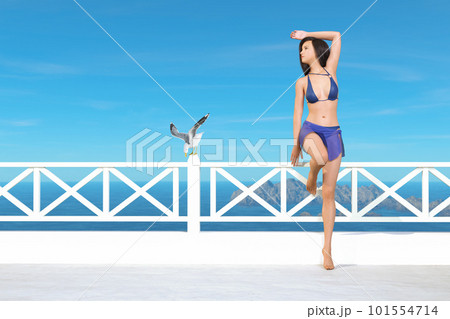 綺麗な青い空と海を背景に水着の女性がフェンスにもたれ遠くを見つめる 101554714