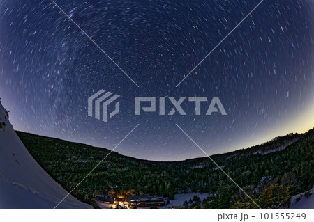 冬の北八ヶ岳・黒百合平と星空 101555249