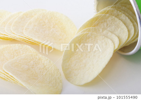 白バックで撮影したポテトチップス 101555490