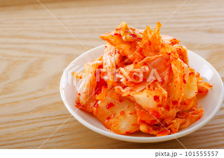 小皿に盛った白菜キムチ 小皿に盛った白菜キムチ 101555557