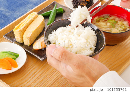 健康的な和食を食べる男性の手元 健康的な和食を食べる男性の手元 101555761