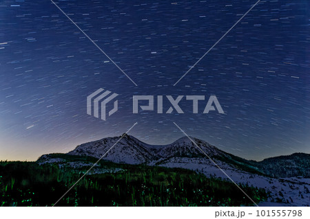黒百合平から望む八ヶ岳連峰・天狗岳と星空 黒百合平から望む八ヶ岳連峰・天狗岳と星空 101555798