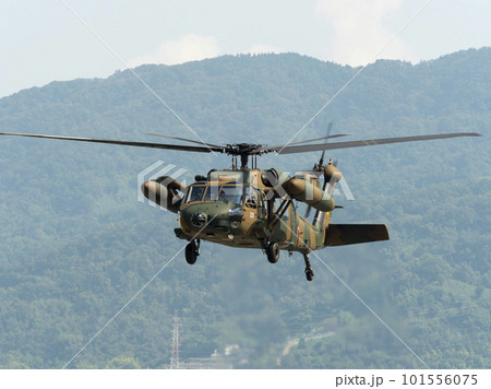 離陸する陸上自衛隊のUH60JA 離陸する陸上自衛隊のUH60JA 101556075