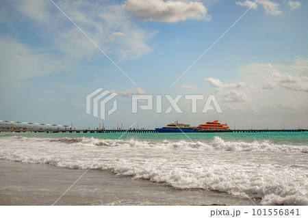 Sea shore on the Caribbean beach in the Zona Hoteleria in Cancun. 101556841