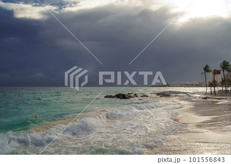 Sea shore on the Caribbean beach in the Zona Hoteleria in Cancun. 101556843