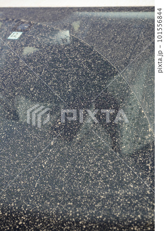 黄砂で汚れた車のガラス 101556844