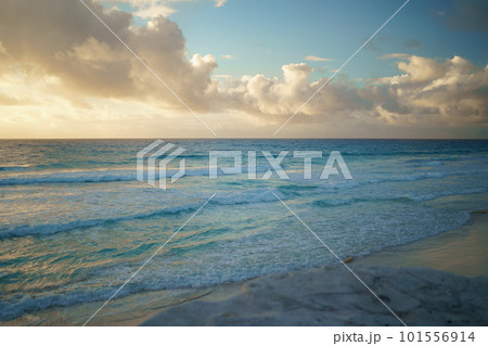 Sea shore on the Caribbean beach in the Zona Hoteleria in Cancun. 101556914