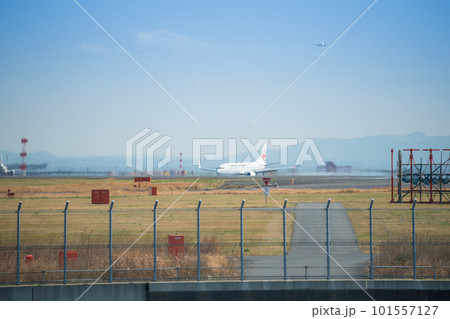 【京浜島緑道公園から見たA滑走路16Rに着陸後タキシング】 【京浜島緑道公園から見たA滑走路16Rに着陸後タキシング】 101557127