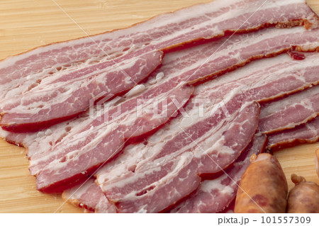 新鮮で美味しいベーコン 101557309