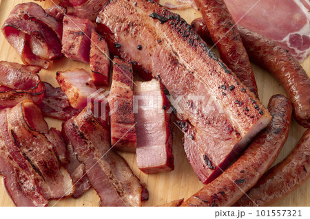新鮮で美味しいベーコン 101557321