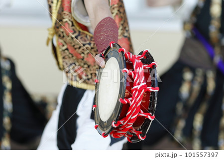 沖縄エイサー踊りの演舞中の締太鼓 沖縄エイサー踊りの演舞中の締太鼓 101557397