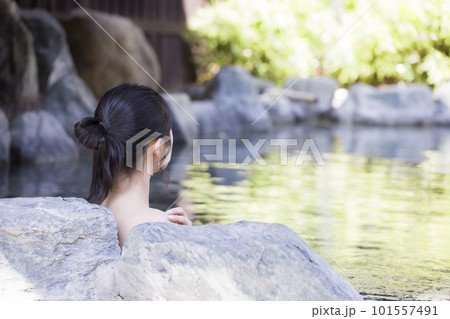 のんびり露天風呂に入る若い女性の後ろ姿 のんびり露天風呂に入る若い女性の後ろ姿 101557491