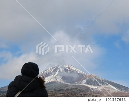 水が塚公園から冬の富士山と宝永火口を眺める女性 水が塚公園から冬の富士山と宝永火口を眺める女性 101557658