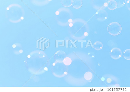 青空に舞うシャボン玉 101557752