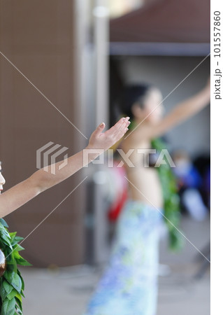 タヒチアンダンスを踊る女性の手 タヒチアンダンスを踊る女性の手 101557860