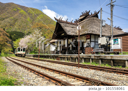 福島県　会津鉄道　茅葺屋根の湯野上温泉駅 101558061