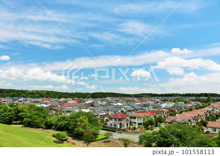 爽やかな夏の青空と街の風景 101558113