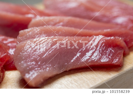 新鮮で美味しいマグロの切り身 新鮮で美味しいマグロの切り身 101558239
