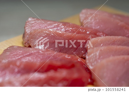 新鮮で美味しいマグロの切り身 新鮮で美味しいマグロの切り身 101558241