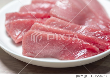 新鮮で美味しいマグロの切り身 101558245