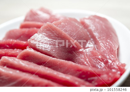 新鮮で美味しいマグロの切り身 101558246