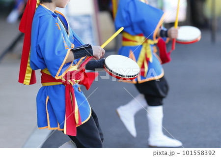 沖縄エイサー踊りの演舞中のパーランクー 101558392