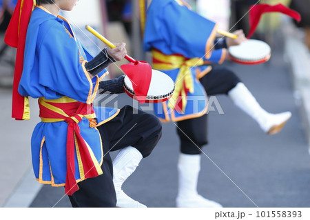 沖縄エイサー踊りの演舞中のパーランクー 101558393
