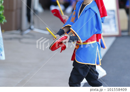 沖縄エイサー踊りの演舞中のパーランクー 101558409