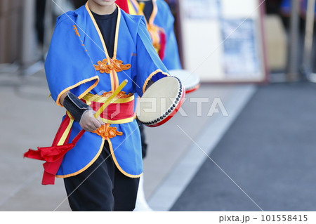 沖縄エイサー踊りの演舞中のパーランクー 101558415