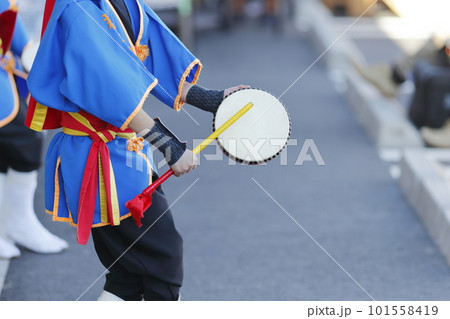 沖縄エイサー踊りの演舞中のパーランクー 101558419