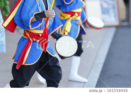 沖縄エイサー踊りの演舞中のパーランクー 沖縄エイサー踊りの演舞中のパーランクー 101558430