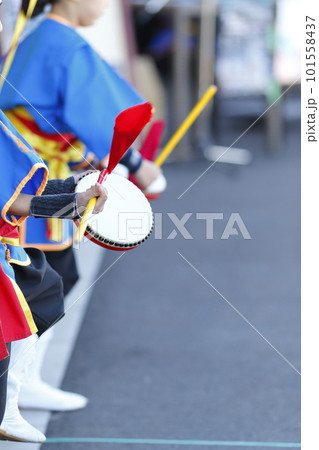 沖縄エイサー踊りの演舞中のパーランクー 101558437