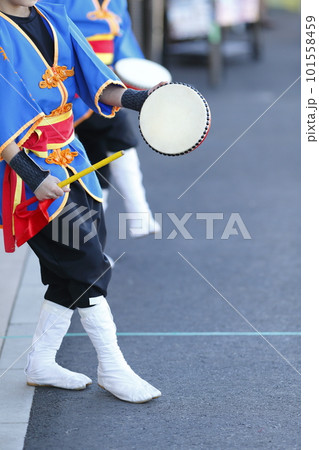 沖縄エイサー踊りの演舞中のパーランクー 101558459