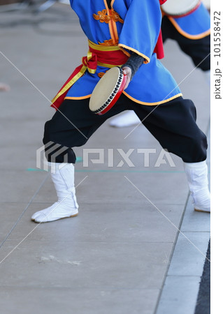 沖縄エイサー踊りの演舞中のパーランクー 101558472