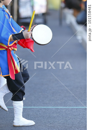 沖縄エイサー踊りの演舞中のパーランクー 101558481