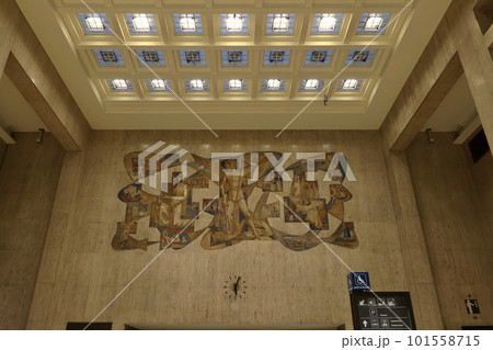 ブリュッセル中央駅の券売所の天井 101558715